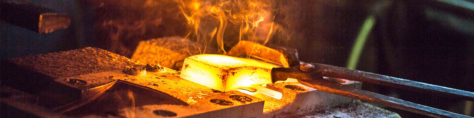 In der Gedore Schmiede wird ein glühendes Schmiedeteil aus dem Gesenk gehoben