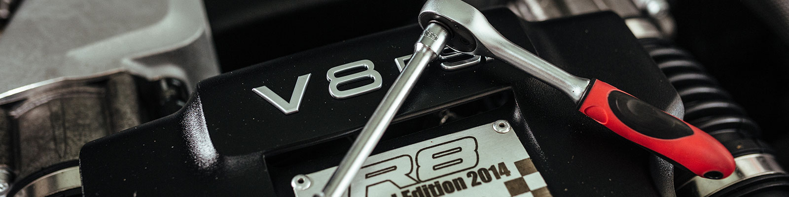 Gedore red Umschaltknarre mit Verlängerung liegt auf einem V8 Motor