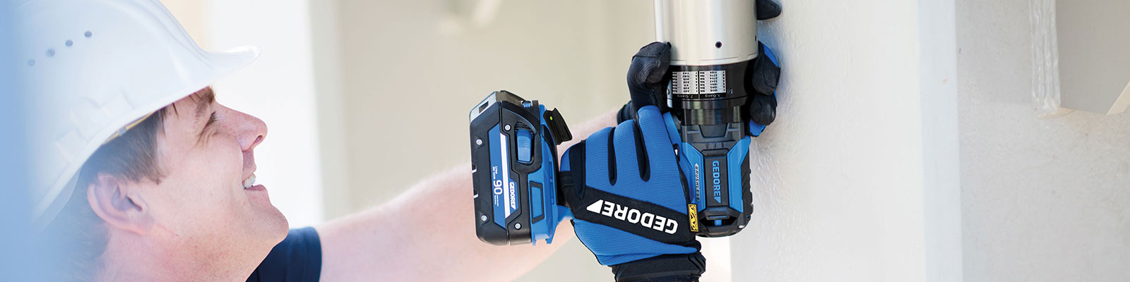 Mitarbeiter mit blauen Handschuhen nutzt den GEDORE Torque Solutions LDA zum Verschrauben