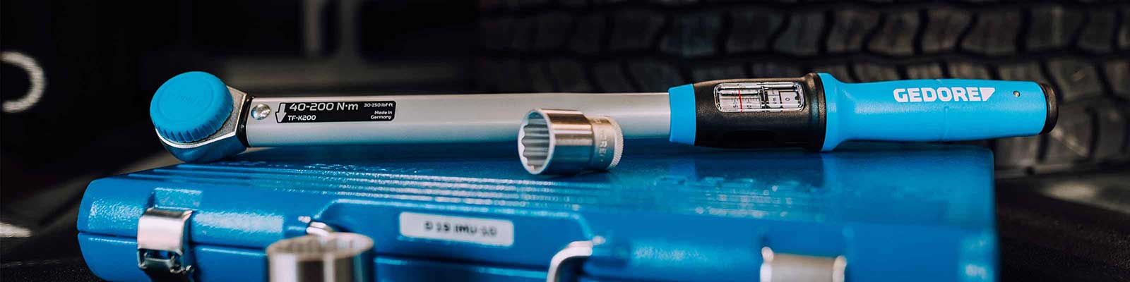 GEDORE Drehmomentschlüssel Torcofix auf einem blauen Ratschenkasten