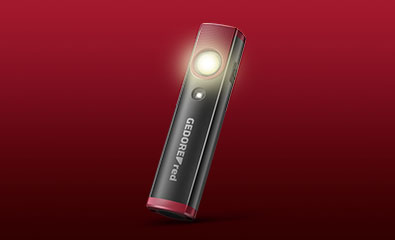 Gedore red Mini-Arbeitslampe UV vor einem roten Hintergrund