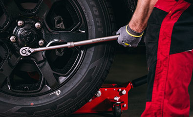 Radwechsel mit einer Teleskop-Ratsche von GEDORE red