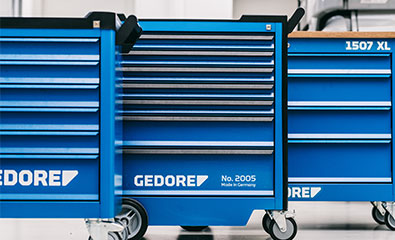 Gedore Werkzeugwagen und Werkbänke in einer Reihe