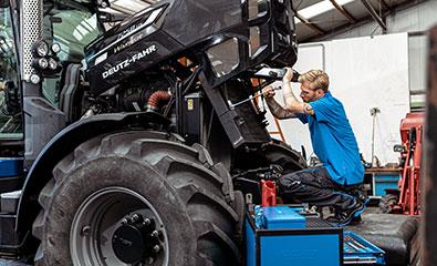 Landmaschinentechniker arbeitet mit einem GEDORE Schraubenschlüssel an einem Traktor
