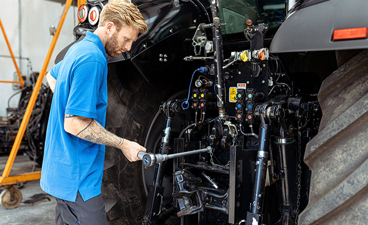 Landmaschinentechniker arbeite mit einem Gedore Drehmomentschlüssel an einem Traktor
