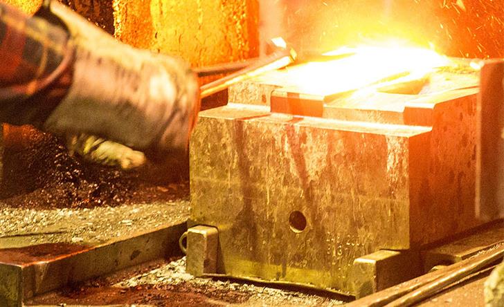 In der Gedore Schmiede wird ein glühendes Schmiedeteil aus dem Gesenk gehoben