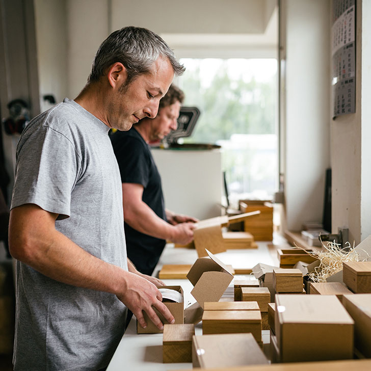 Die Schreinermeister des Labels Jack and Lucy bei der Arbeit an einer Werkbank