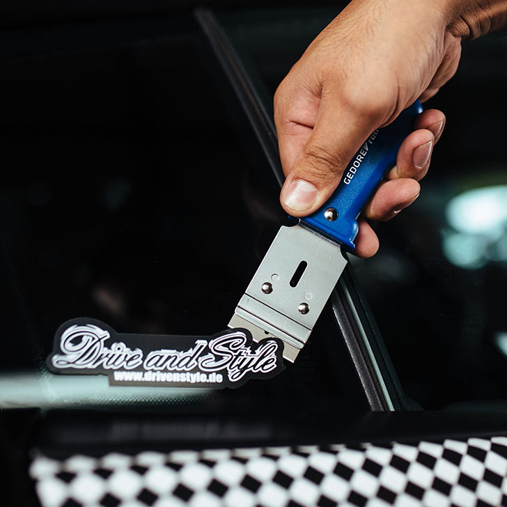 Aram von der Tuning Werkstatt Drive and Style vor einem weißen Audi R8