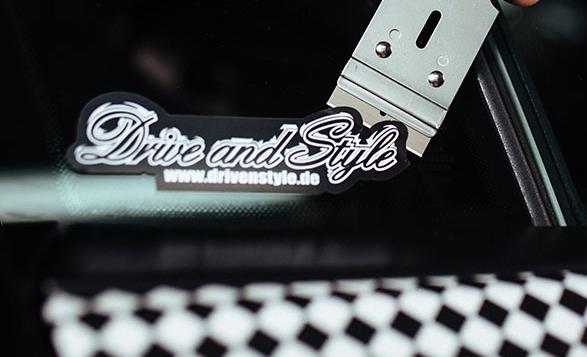 Aram von der Tuning Werkstatt Drive and Style vor einem weißen Audi R8