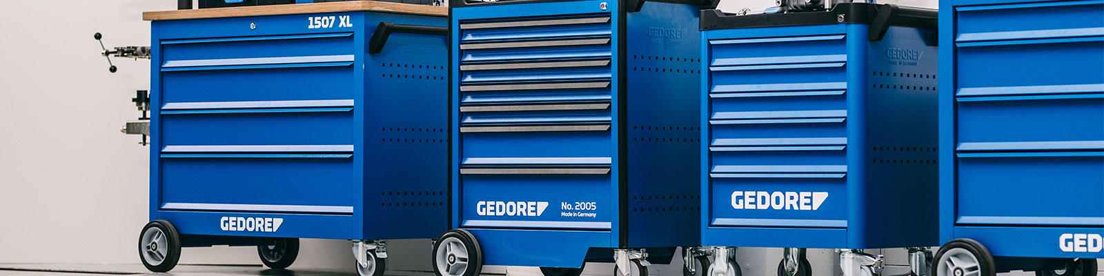 Gedore Werkzeugwagen und Werkbänke in einer Reihe