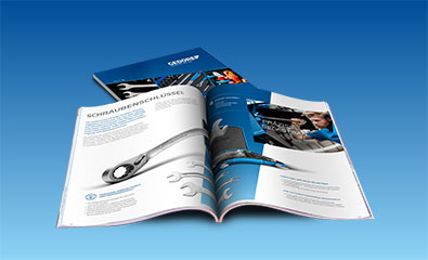 Gedore Katalog 2022-2023 aufgeschlagen vor blauem Hintergrund