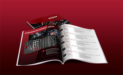 GEDORE red Katalog 2022-2023 aufgeschlagen vor rotem Hintergrund
