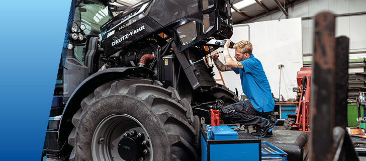 Landmaschinenmechaniker arbeitet mit GEDORE Werkzeug an einem Traktor