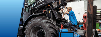 Landmaschinenmechaniker arbeitet mit Gedore Werkzeug an einem Traktor
