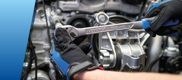 Mechaniker arbeitet mit einer Gedore Ratsche an einem Motor