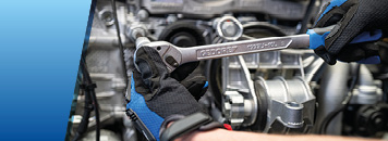Mechaniker arbeitet mit einer Gedore Ratsche an einem Motor