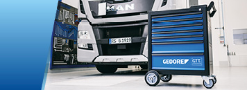 Gedore Werkzeugwagen vor einem Lastkraftwagen