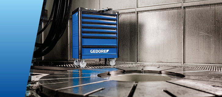 Gedore Werkzeugwagen in einer Industriehalle