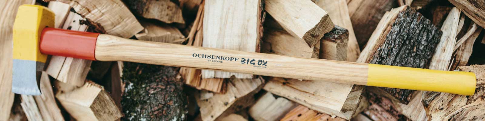 Spalthammer Big Ox von Ochsenkopf auf einem Stapel Holzscheite